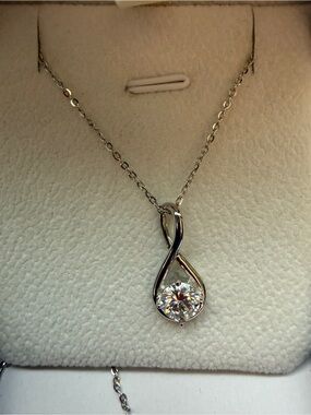Women’s 1ct white gold plated moissanite necklace